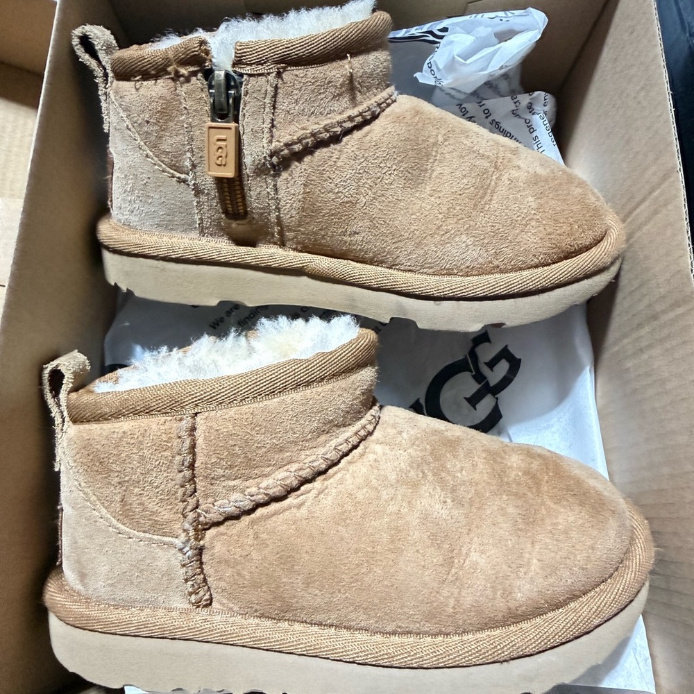 Toddler UGG size 9C